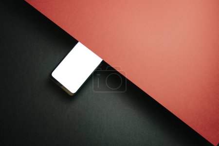 Téléchargez les photos : Vue du dessus du modèle d'écran de téléphone portable vierge sur fond noir et rouge avec espace de copie, design minimal, formes, fond coloré, jeune style, drapeau transgenre - en image libre de droit