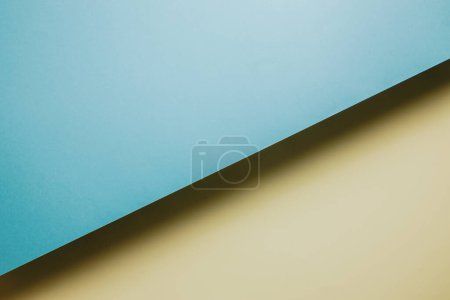 Téléchargez les photos : Abstrait jaune et bleu couleur papier géométrie composition fond, ombres minimalistes, espace de copie. Formes géométriques minimales. Concept de fond coloré - en image libre de droit