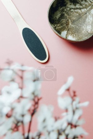 Téléchargez les photos : Minimal design, Beauty products and make-up brush with on pink pastel background. Flat lay banner with copy space for text. Luxury beauty. - en image libre de droit