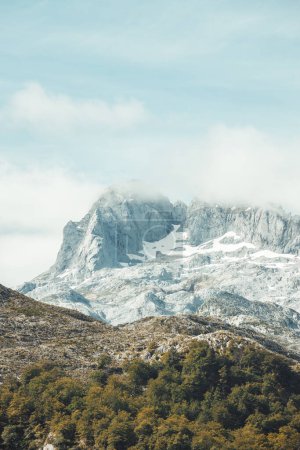 Foto de Pintoresco paisaje de verano de las tierras altas Hermoso paisaje con montañas. Vistas panorámicas en Lagos de Covadonga, Parque Nacional de los Picos de Europa, Asturias, España - Imagen libre de derechos