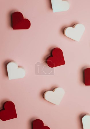 Foto de Fondo de corazón con corazones blancos y rojos, mínimo, fondo rosa pastel, espacio para copiar, recursos gráficos - Imagen libre de derechos