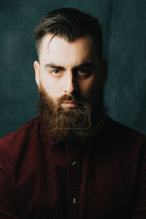 Téléchargez les photos : Portrait of a handsome bearded man, hipster style, serious, colorful, beauty and style concepts, lifestyle - en image libre de droit