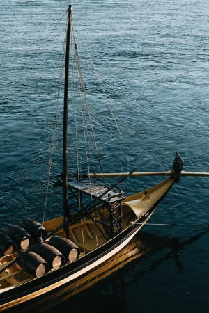 Téléchargez les photos : Gros plan d'une gondole jaune dans l'océan par une journée ensoleillée - en image libre de droit