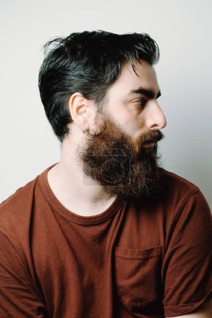 Téléchargez les photos : Portrait d'un bel homme barbu, style hipster, sérieux, coloré, concepts de beauté et de style, style de vie - en image libre de droit