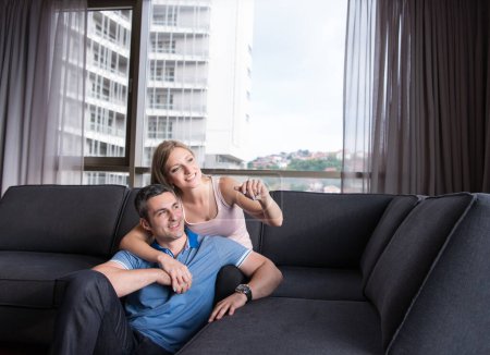 Téléchargez les photos : "jeune beau couple étreignant sur le canapé
" - en image libre de droit