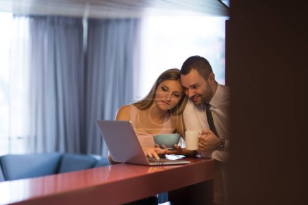 Téléchargez les photos : Un jeune couple se prépare pour un emploi et utilise un ordinateur portable - en image libre de droit
