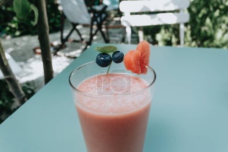 Téléchargez les photos : Une boisson rafraîchissante pour l'été sur une table bleue, se détendre et boire concept - en image libre de droit