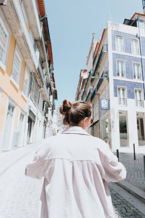 Téléchargez les photos : "Young indie woman using a map in the middle of a street in europe, sunny day, summer day, travel concepts, new horizons" - en image libre de droit