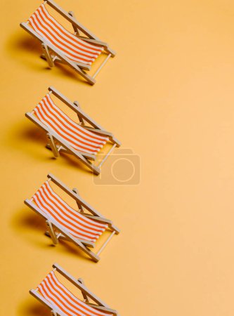 Téléchargez les photos : Chaises de plage d'été sur un fond jaune pastel avec espace de copie, minimalisme, concept été et détente, réseaux - en image libre de droit