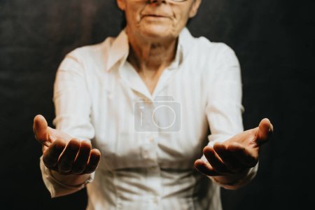 Téléchargez les photos : Vieille femme donnant des mains à la caméra, aide et concept d'auto-assistance, santé mentale - en image libre de droit