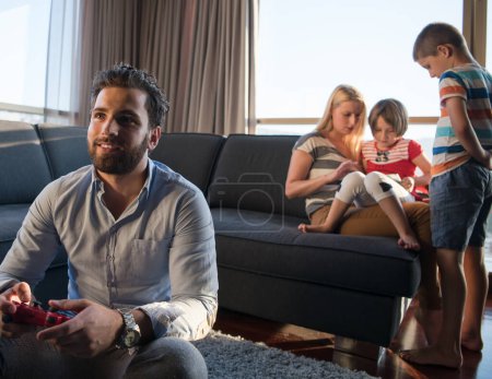 Téléchargez les photos : Famille heureuse jouant à un jeu vidéo - en image libre de droit