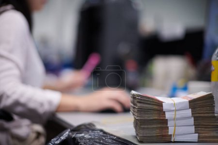 Foto de Empleados bancarios que clasifican y contabilizan billetes en papel - Imagen libre de derechos