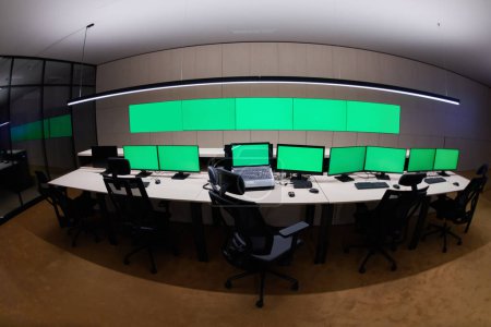 Foto de "Interior vacío de la gran sala de control del sistema de seguridad moderno" - Imagen libre de derechos