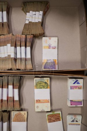 Téléchargez les photos : Boîtes en carton remplies d'argent trié - en image libre de droit