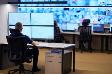 Foto de Operador masculino que trabaja en una sala de control del sistema de datos de seguridad - Imagen libre de derechos