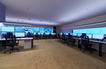 Téléchargez les photos : "Intérieur vide de la grande salle de contrôle moderne du système de sécurité" - en image libre de droit
