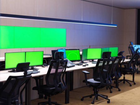 Téléchargez les photos : Intérieur de la grande salle de contrôle moderne du système de sécurité avec des écrans verts vierges - en image libre de droit