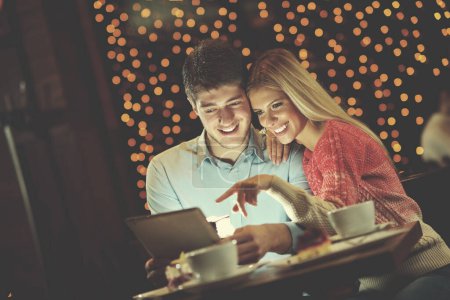 Téléchargez les photos : Jeune couple avec une tablette - en image libre de droit