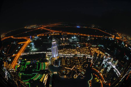 Téléchargez les photos : Panorama du centre-ville de Dubaï la nuit - en image libre de droit