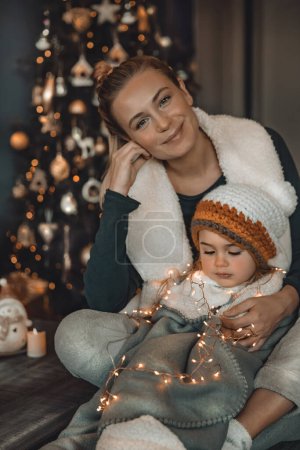 Téléchargez les photos : La famille se prépare pour Noël - en image libre de droit