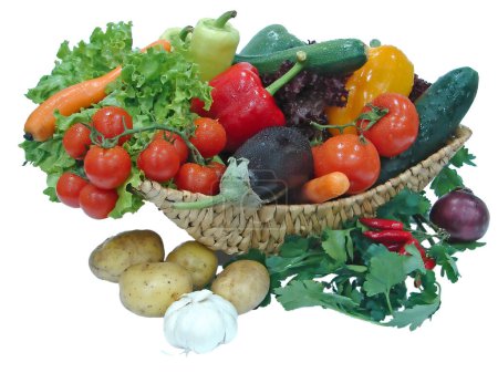 Foto de Verduras frescas en una cesta - Imagen libre de derechos