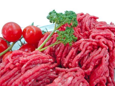 Foto de Carne fresca y tomate en plato - Imagen libre de derechos