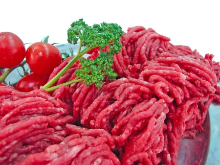 Téléchargez les photos : "fresh meat and tomato on plate" - en image libre de droit