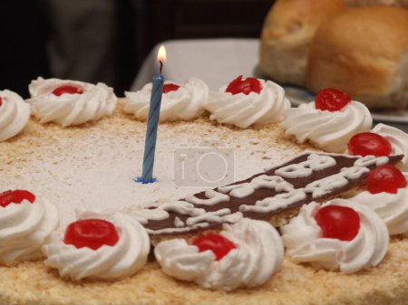 Foto de Velas de cumpleaños con bayas rojas y chocolate - Imagen libre de derechos
