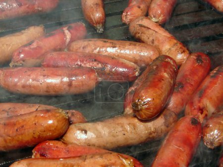 Téléchargez les photos : Les saucisses grillées close-up - en image libre de droit