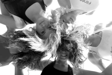 Téléchargez les photos : Groupe de belles filles debout ensemble, photo noir et blanc - en image libre de droit