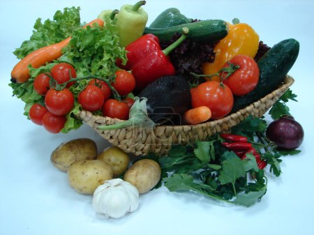Téléchargez les photos : Légumes frais dans le panier, vue rapprochée - en image libre de droit