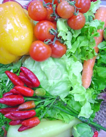Téléchargez les photos : Légumes frais dans le magasin - en image libre de droit