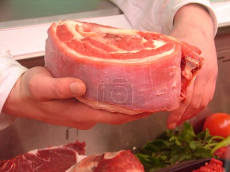 Téléchargez les photos : Boucher détenant viande hacher - en image libre de droit