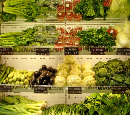 Téléchargez les photos : Fruits en supermarché à vendre - en image libre de droit