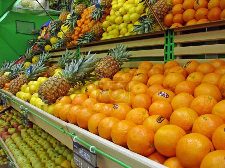 Téléchargez les photos : Fruits en supermarché à vendre - en image libre de droit