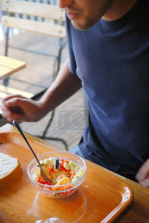 Foto de Man eating healthy food it an restaurant - Imagen libre de derechos
