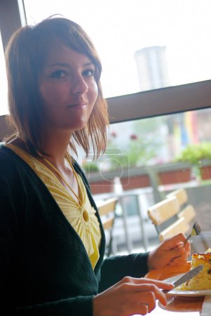 Foto de Mujer comiendo en un restaurante - Imagen libre de derechos
