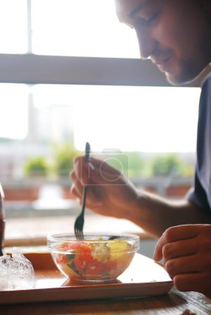 Téléchargez les photos : Man eating healthy food it an restaurant - en image libre de droit
