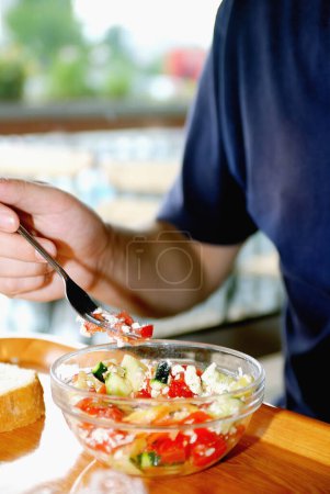 Téléchargez les photos : "homme manger des aliments sains il un restaurant" - en image libre de droit