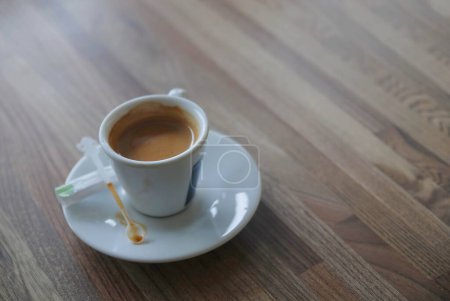 Foto de Café en taza en la mesa en el fondo, de cerca - Imagen libre de derechos