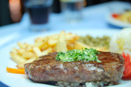 Téléchargez les photos : "délicieux steak grillé juteux" - en image libre de droit