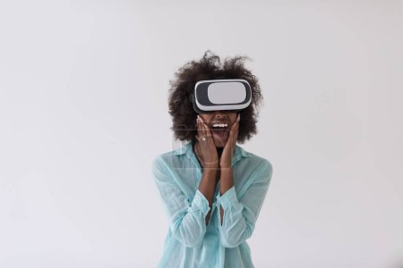 Téléchargez les photos : Noir fille à l'aide VR casque lunettes de réalité virtuelle - en image libre de droit