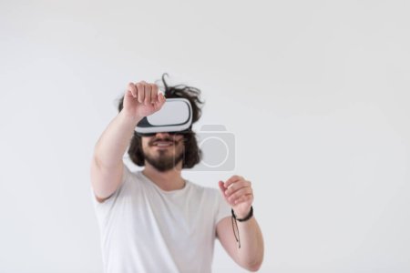 Téléchargez les photos : "Homme utilisant casque de réalité virtuelle
" - en image libre de droit