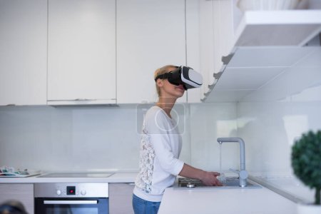 Téléchargez les photos : "femme utilisant des lunettes VR-casque de réalité virtuelle
" - en image libre de droit