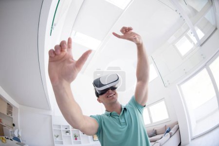 Foto de "hombre usando gafas VR-auriculares de realidad virtual
" - Imagen libre de derechos