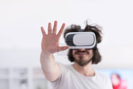 Téléchargez les photos : "homme utilisant des lunettes VR-casque de réalité virtuelle
" - en image libre de droit