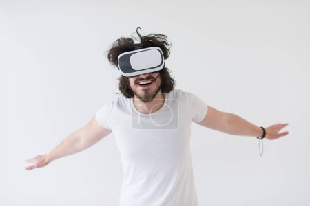 Téléchargez les photos : "Homme utilisant casque de réalité virtuelle
" - en image libre de droit