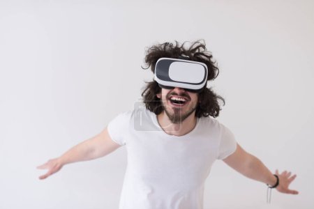 Foto de "Hombre usando auriculares de realidad virtual
" - Imagen libre de derechos