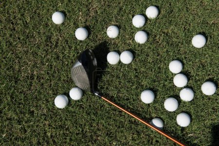 Téléchargez les photos : Balles de golf sur fond de nature - en image libre de droit