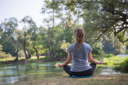 Foto de "mujer meditando y haciendo ejercicio de yoga" - Imagen libre de derechos